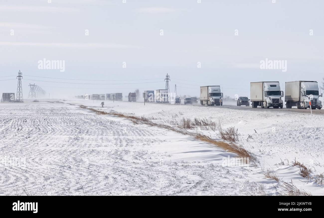 Der Verkehr verläuft langsam auf der vereisten Autobahn 1, die nach mehrtägig Schließung während eines freak Frühlingsblizzards wieder geöffnet wurde. Stockfoto