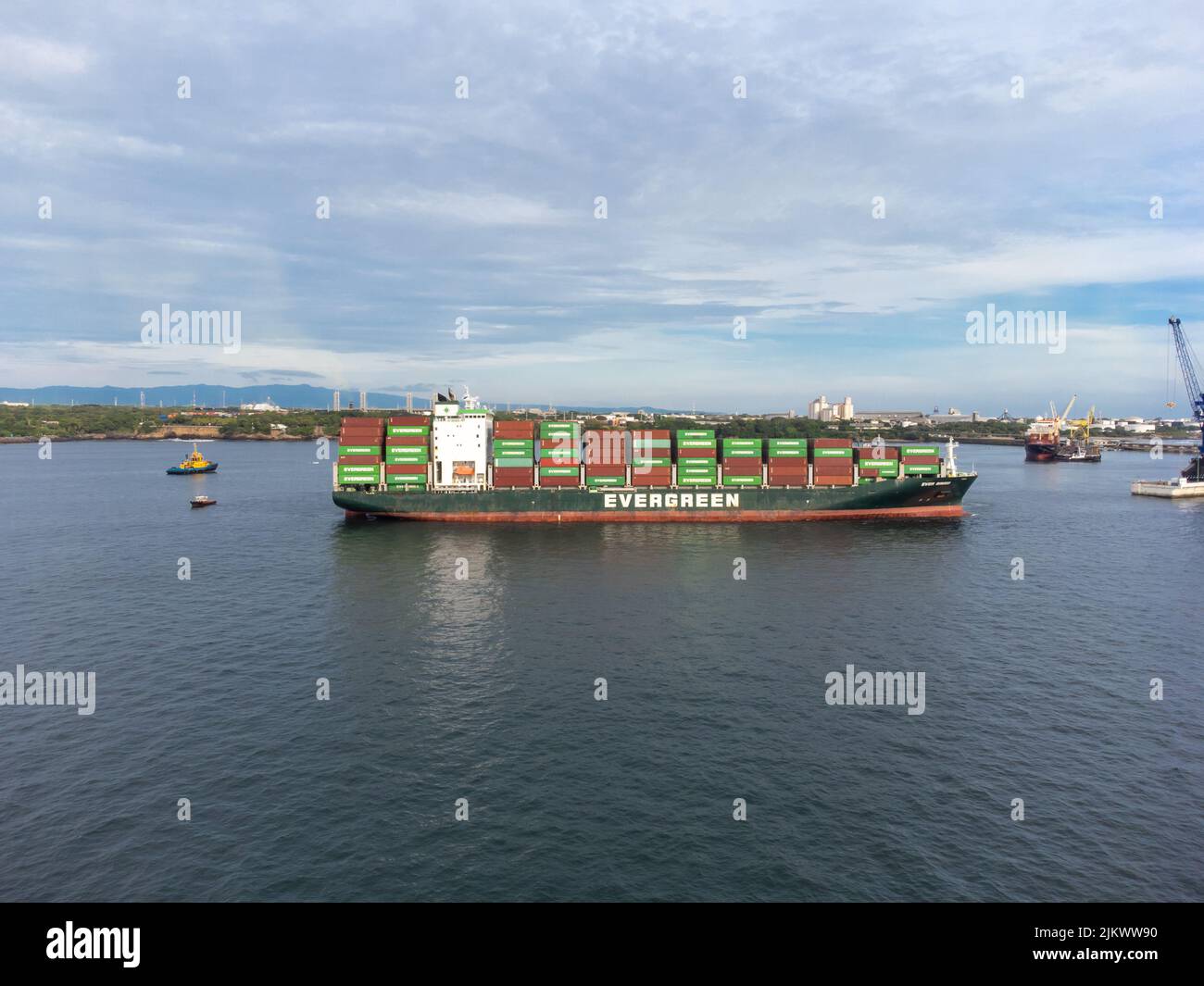 Containerschiff jemals brüten Ankunft Hafen von Acajutla. Immergrüner Behälter. Stockfoto