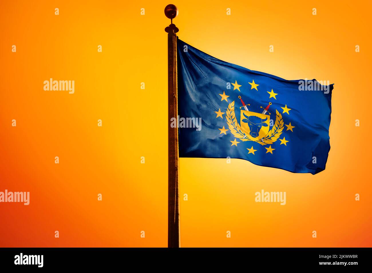 Die Flagge der Europäischen Armee auf einem Pfahl, der vor einem gelben Hintergrund winkt Stockfoto