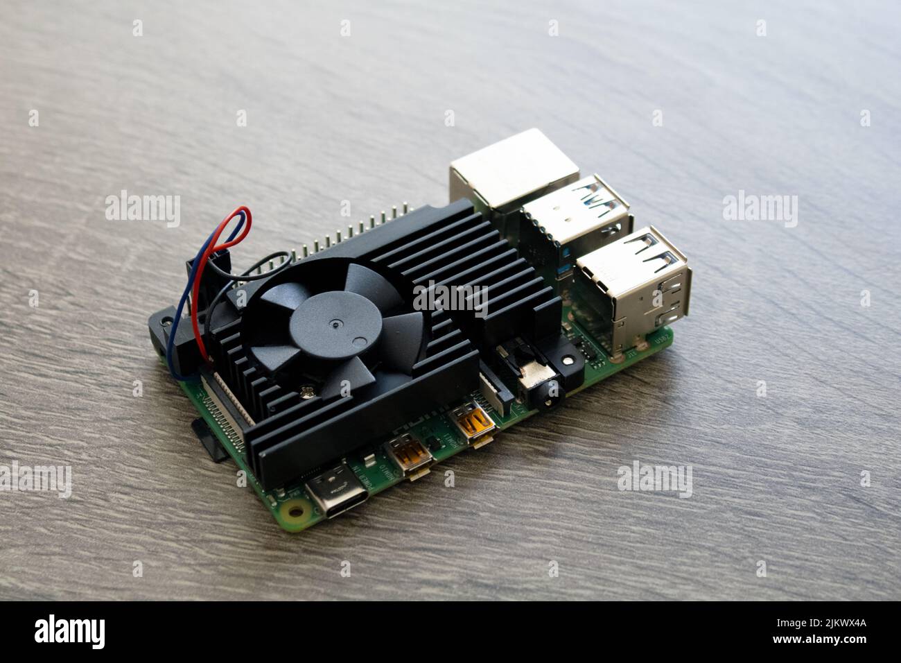 Raspberry Pi Mikrocomputer mit großem schwarzen Kühlkörper für Embedded und Physical Computing für Prototypen der Elektrotechnik. Stockfoto
