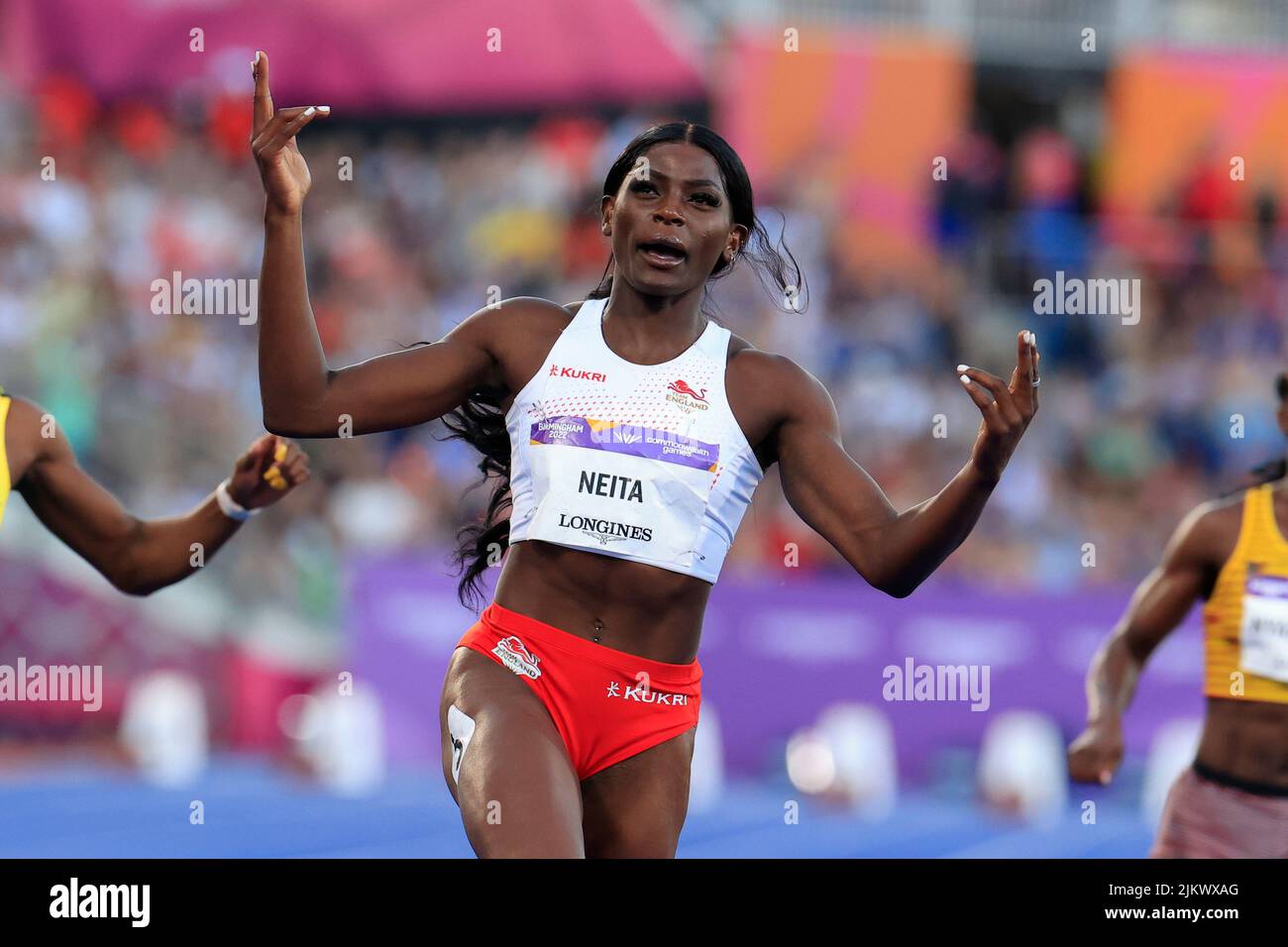 Birmingham, Großbritannien. 03. August 2022. Daryll Neita aus England gewinnt am 8/3/2022 ihr Halbfinale 100m in Birmingham, Großbritannien. (Foto von Conor Molloy/News Images/Sipa USA) Quelle: SIPA USA/Alamy Live News Stockfoto