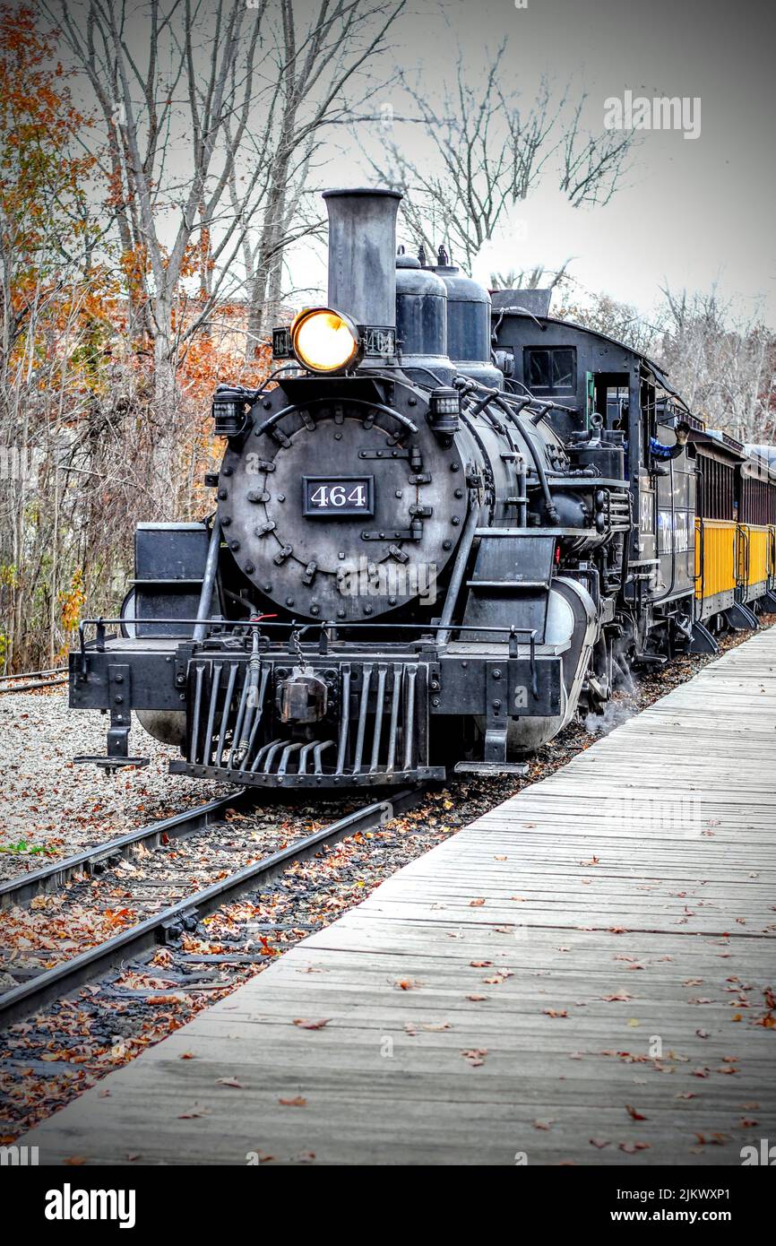 Eine vertikale Aufnahme eines Zuges auf der Huckleberry Railroad: Ehemals Denver & Rio Grande Western, Flint, Michigan, USA Stockfoto