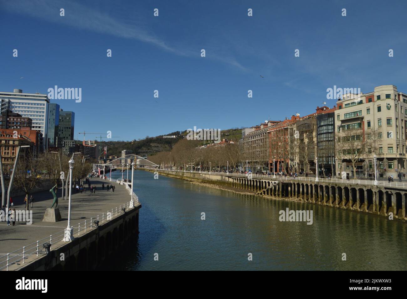 Eine schöne Aussicht auf den Fluss Bilbao vom Paseo Uribitarte in der baskischen Stadt Bilbao Stockfoto