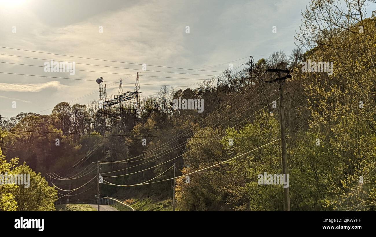 Tagesaufnahme des Turms auf einem Hügel über dem Leesvile-Staudamm in Zentral-Virginia Stockfoto