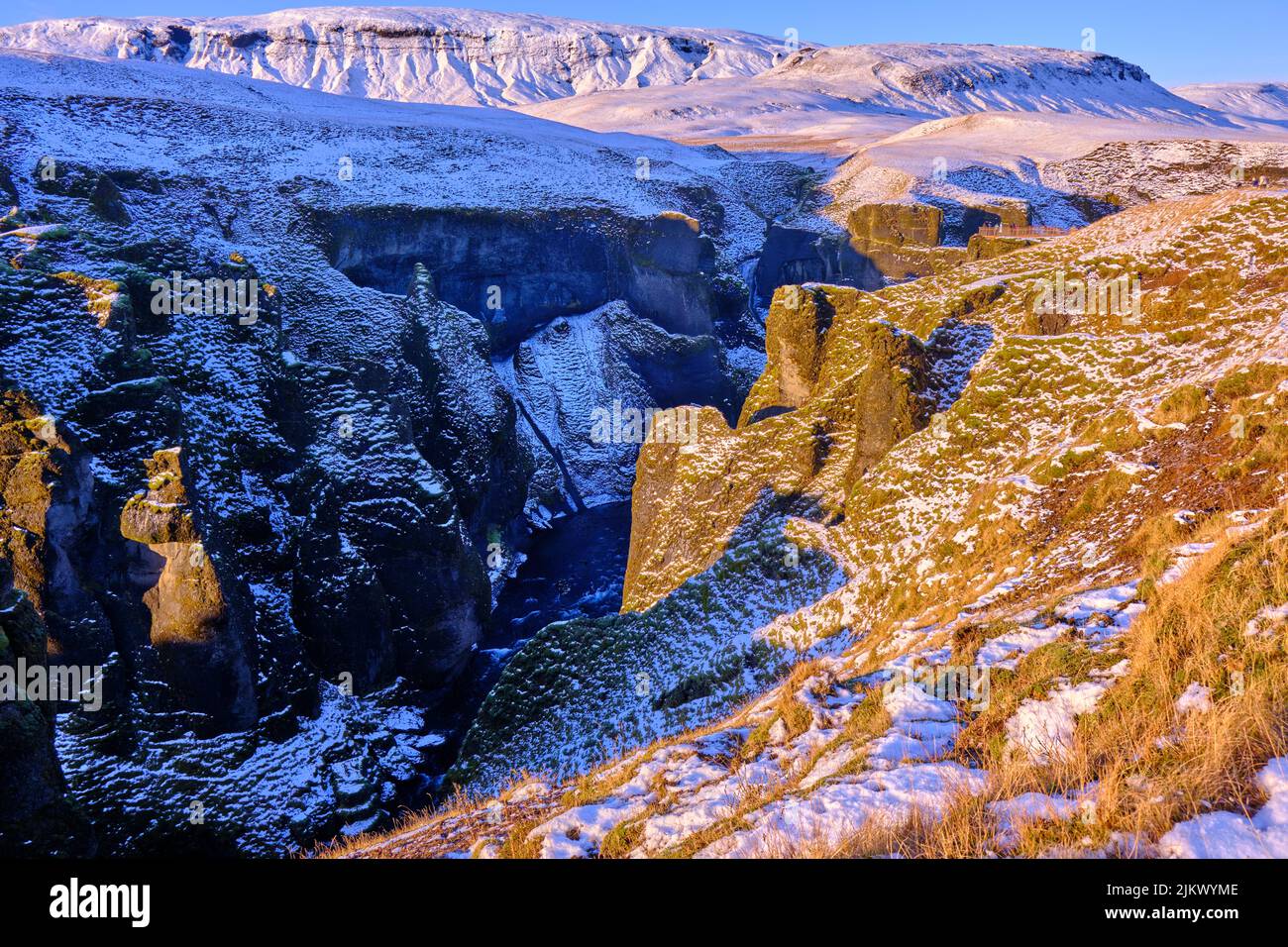 Fjadrargljufur Canyon, Südisland, Fjadra River, in der Nähe von Kirkjubaejarklaustur. Gewundener Fluss durch steile, wackelige Schlucht im Winter Stockfoto