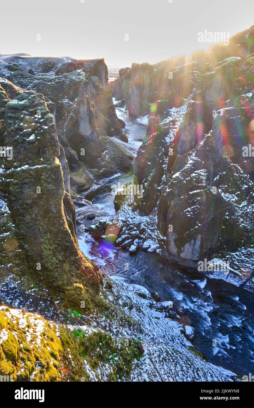 Fjadrargljufur Canyon, Südisland, Fjadra River, in der Nähe von Kirkjubaejarklaustur. Gewundener Fluss durch steile, wackelige Schlucht im Winter Stockfoto