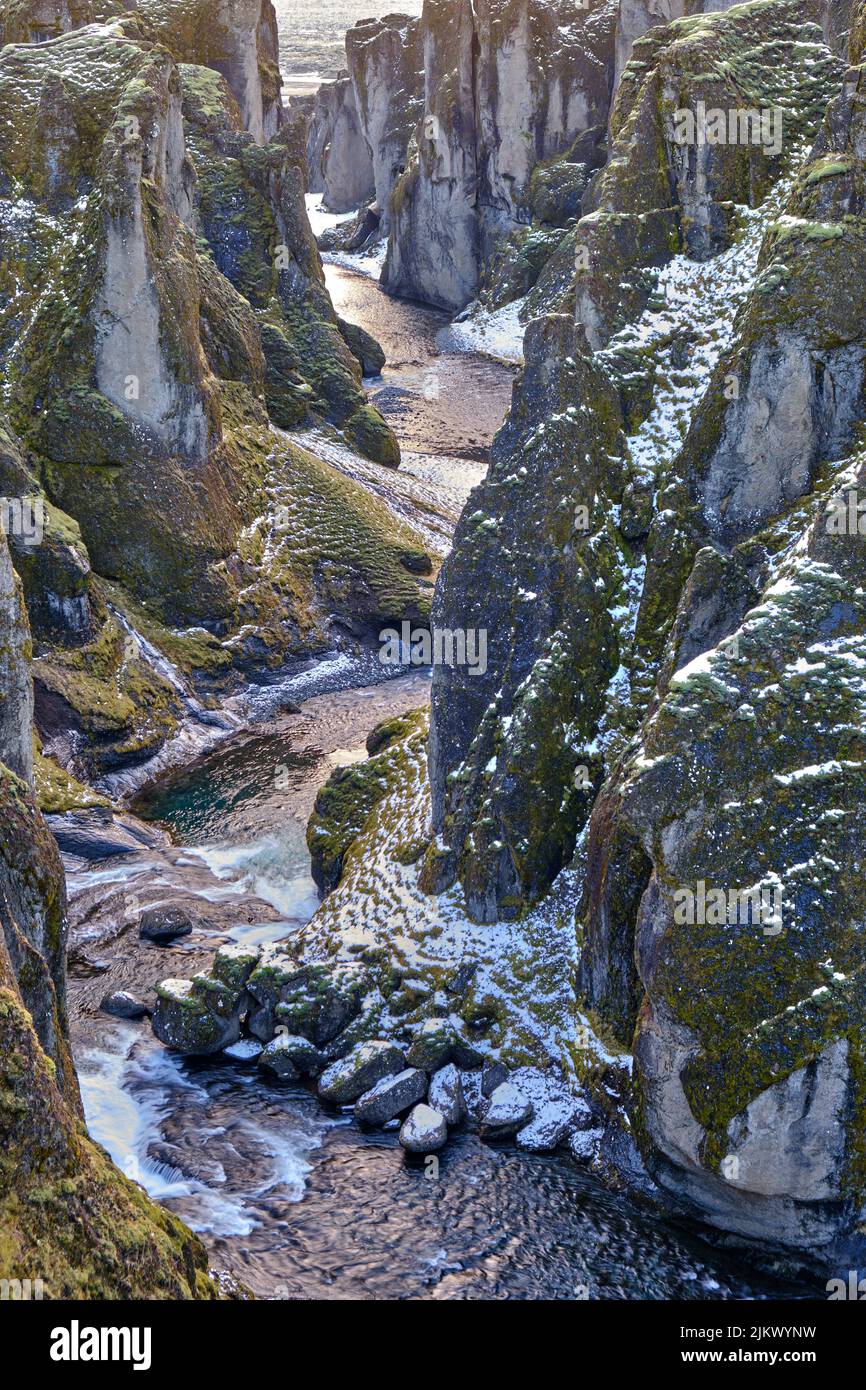 Fjadrargljufur Canyon, Südisland, Fjadra River, in der Nähe von Kirkjubaejarklaustur. Gewundener Fluss durch steile, wackelige Schlucht im Winter Stockfoto