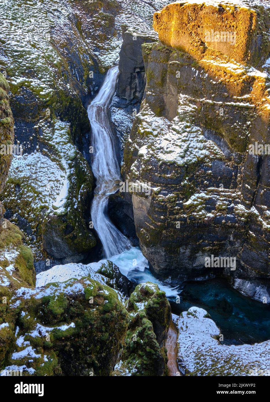 Wasserfall im Fjadrargljufur Canyon, Südisland, Fjadra River, in der Nähe von Kirkjubaejarklaustur. Gewundener Fluss durch steile, wackelige Schlucht im Winter Stockfoto