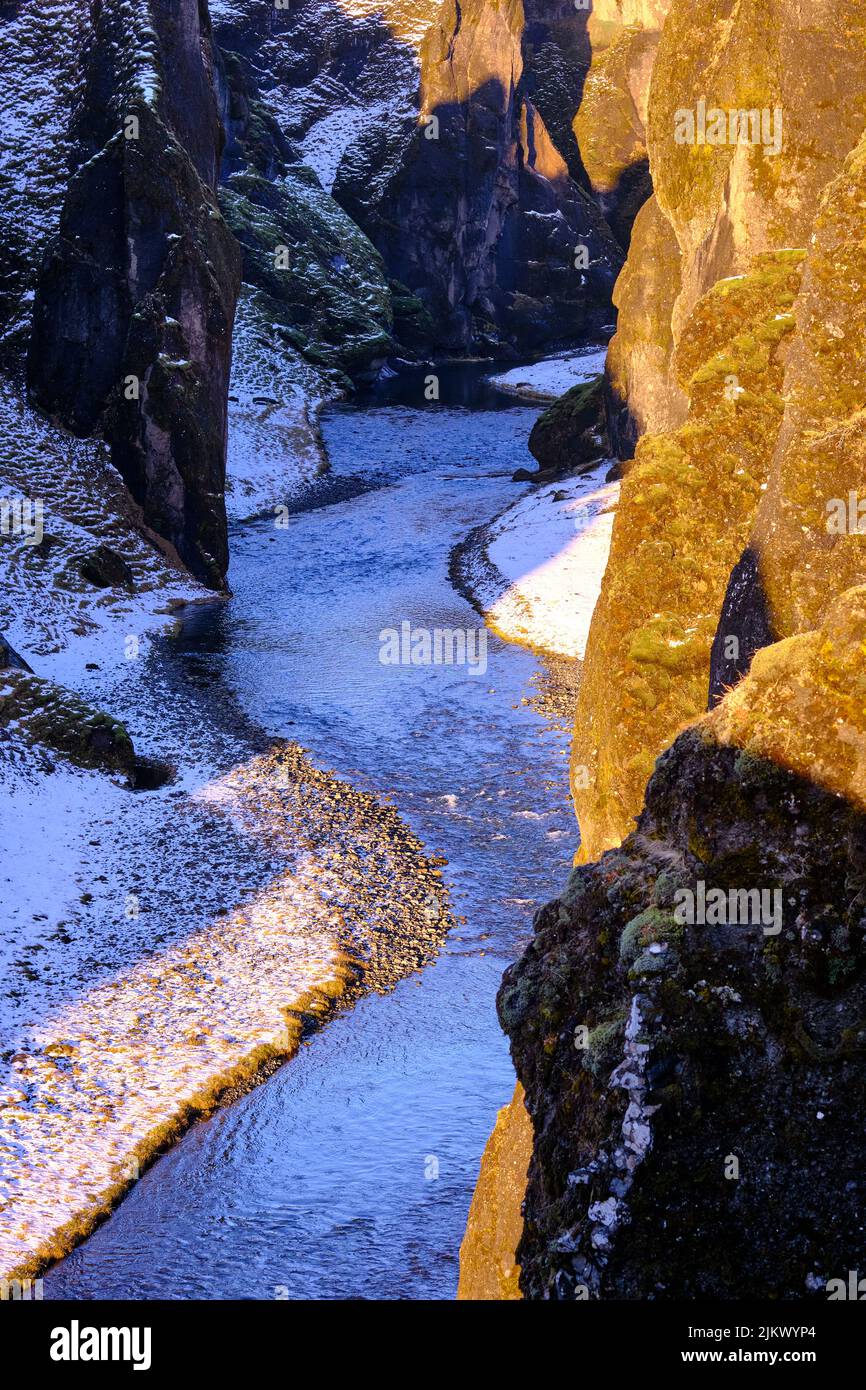 Fjadrargljufur Canyon, Südisland, Fjadra River, in der Nähe von Kirkjubaejarklaustur. Gewundener Fluss durch steile, wackelige Schlucht im Winter Stockfoto