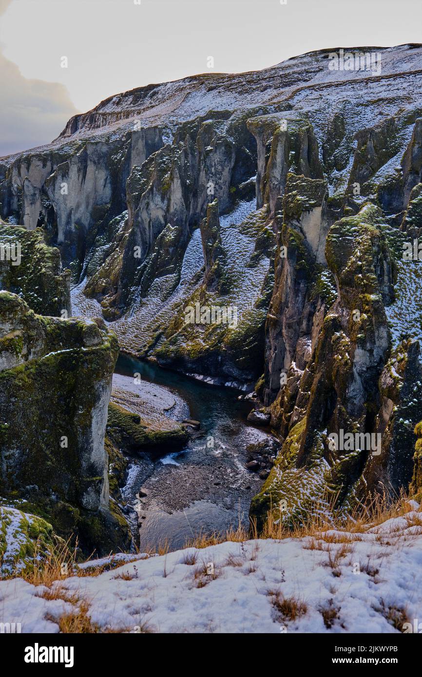 Schwindelig gewundener Canyon, Südisland. Im Winter windet sich der Fluss durch eine steile, wackelige Schlucht Stockfoto