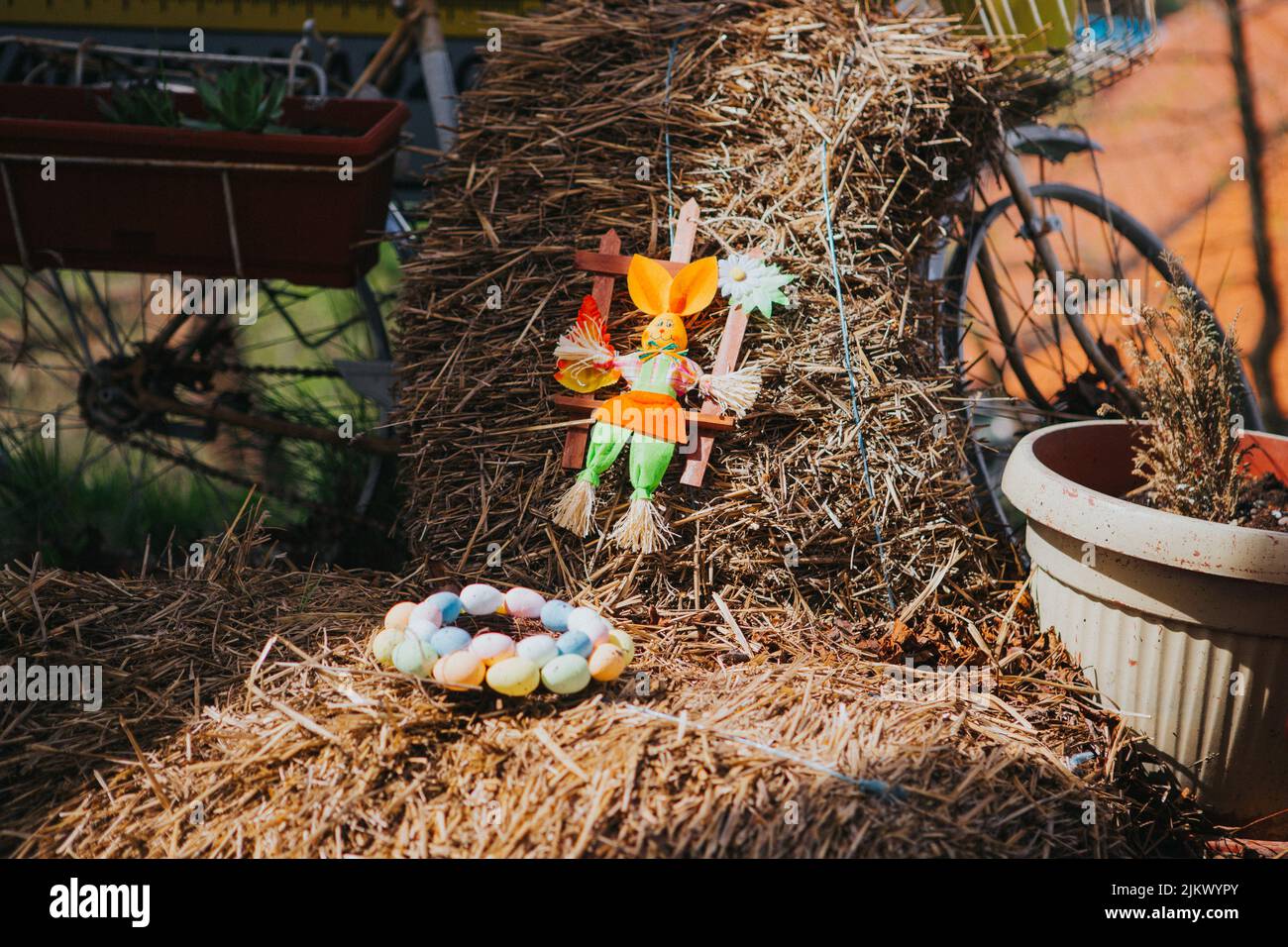 Eine Nahaufnahme von getrocknetem Gras, geschmückt mit bunten Eiern an Ostern Stockfoto