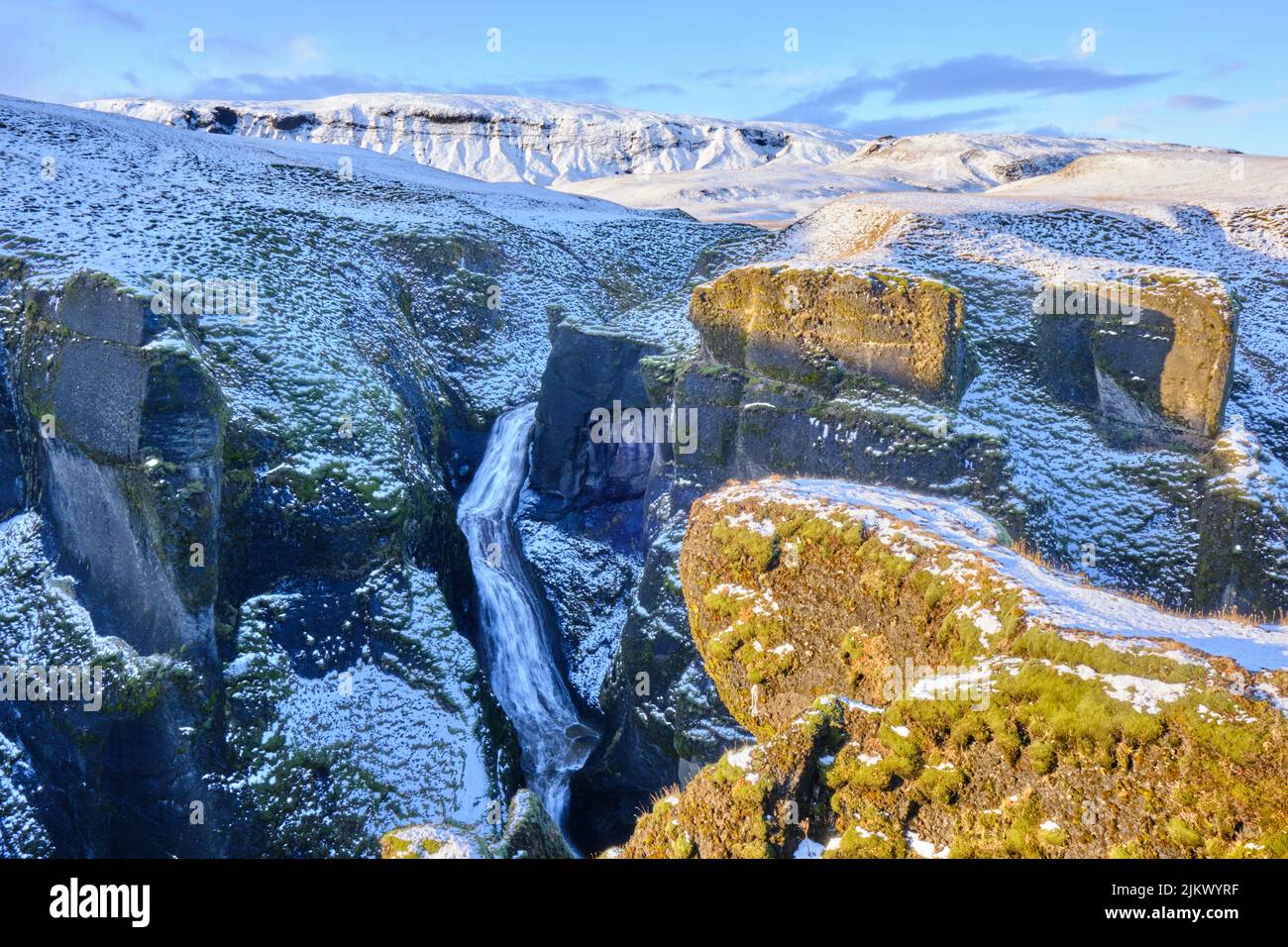 Wasserfall im Fjadrargljufur Canyon, Südisland, Fjadra River, in der Nähe von Kirkjubaejarklaustur. Gewundener Fluss durch steile, wackelige Schlucht im Winter Stockfoto