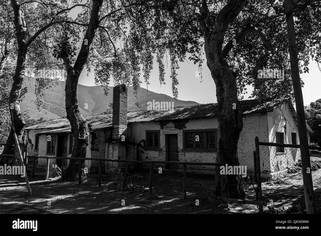 Eine Graustufe eines jahrhundertealten Hauses in der Gemeinde Cabildo in Fissure, Chile Stockfoto