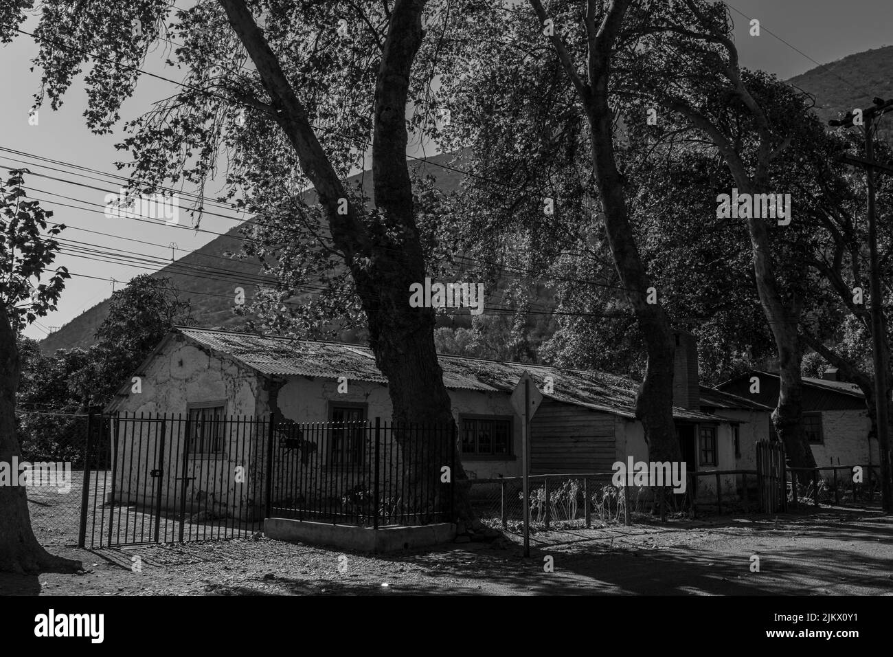 Eine Graustufe eines jahrhundertealten Hauses in der Gemeinde Cabildo in Fissure, Chile Stockfoto