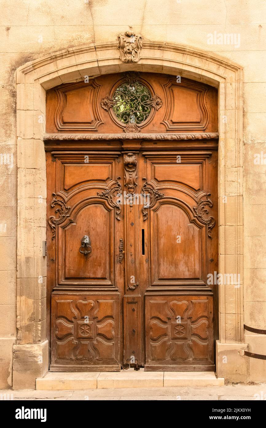 Avignon, eine alte Holztür, typisches Gebäude im Süden Frankreichs Stockfoto