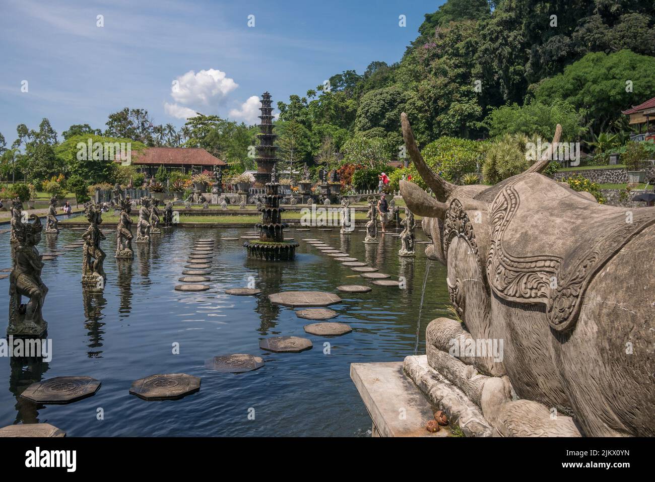 Ein Blick im Freien auf den balinesischen Tempel und die Statue in Bali, Indonesien Stockfoto