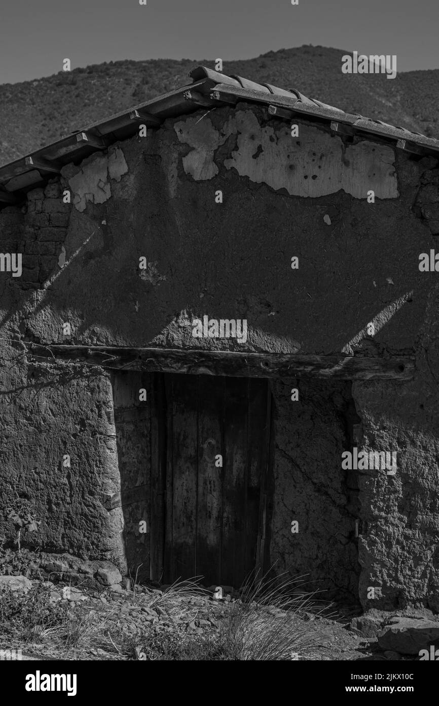 Eine Graustufe eines jahrhundertealten Hauses in der Gemeinde Cabildo in Fissure, Chile Stockfoto