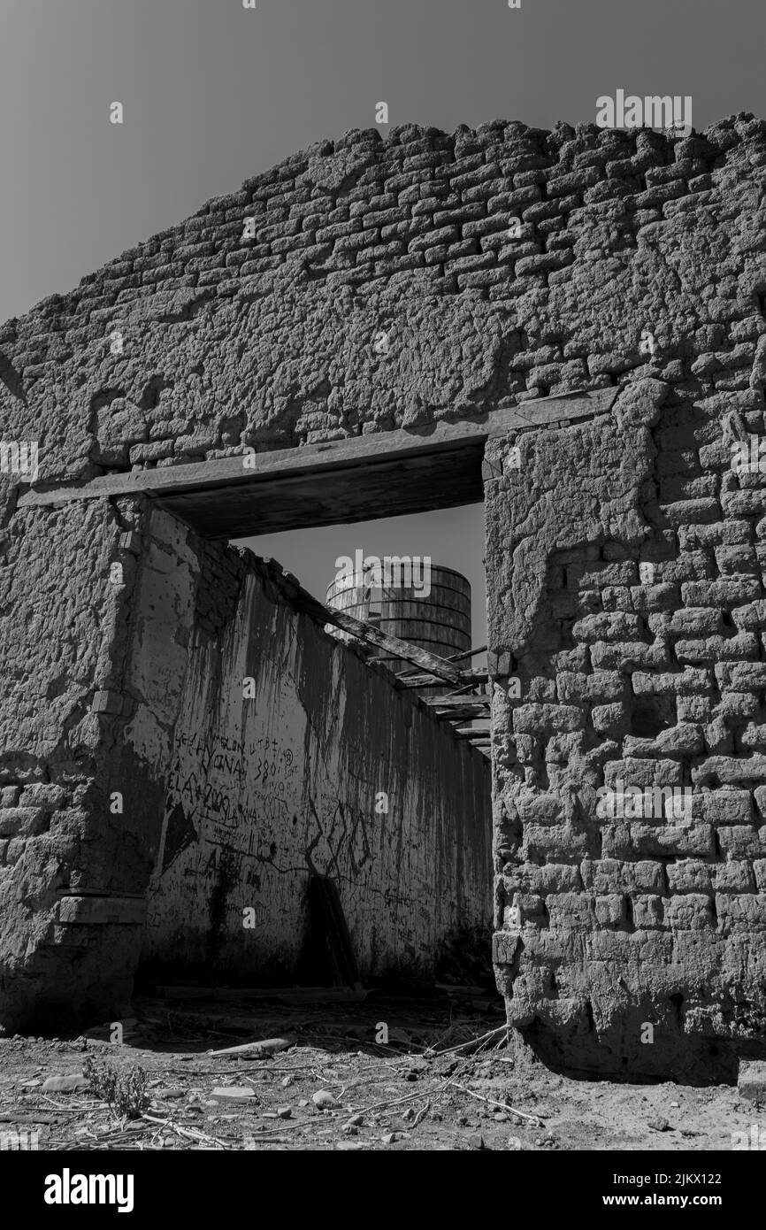 Eine vertikale Aufnahme steinerner Wände in der Gemeinde La Ligua in Schwarz-Weiß Stockfoto