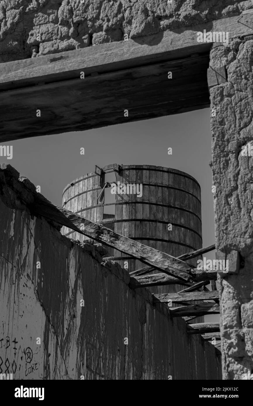 Eine vertikale Aufnahme steinerner Wände in der Gemeinde La Ligua in Schwarz-Weiß Stockfoto
