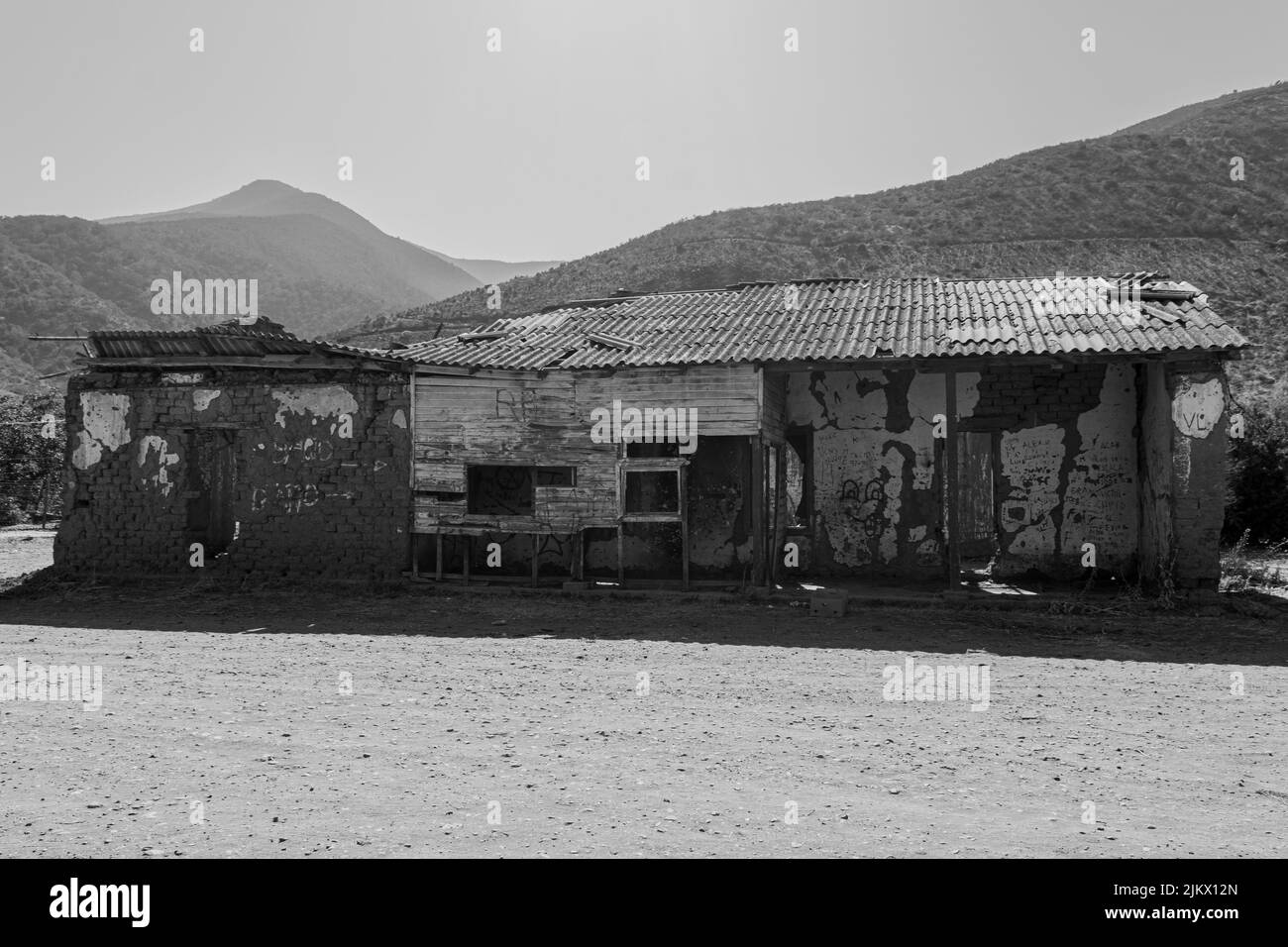 Eine Graustufe eines jahrhundertealten Hauses in der Gemeinde Cabildo in Fissure, Chile Stockfoto
