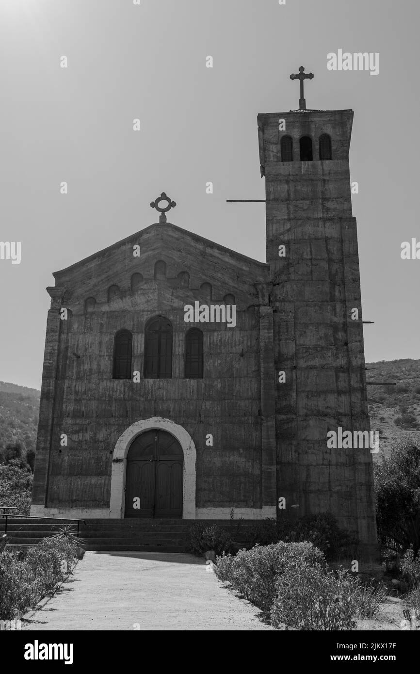 Eine vertikale Aufnahme des Kircheneingangs in der Gemeinde La Ligua in Schwarz-Weiß Stockfoto