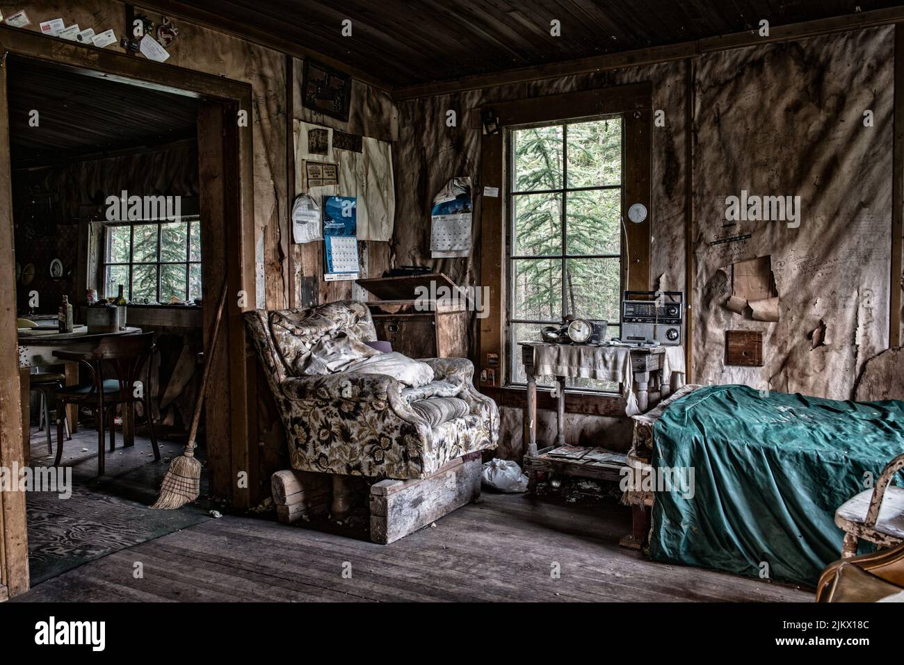 Innenansicht einer verlassenen Trapper-Hütte in der Nähe von Lower Laberge im kanadischen Yukon Stockfoto