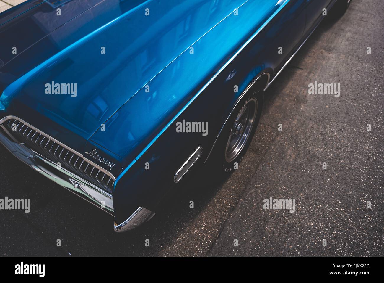 Details des historischen Oldtimers Mercury mit blauer Farbe. Oldtimer gesehen in der Stadt München Stockfoto