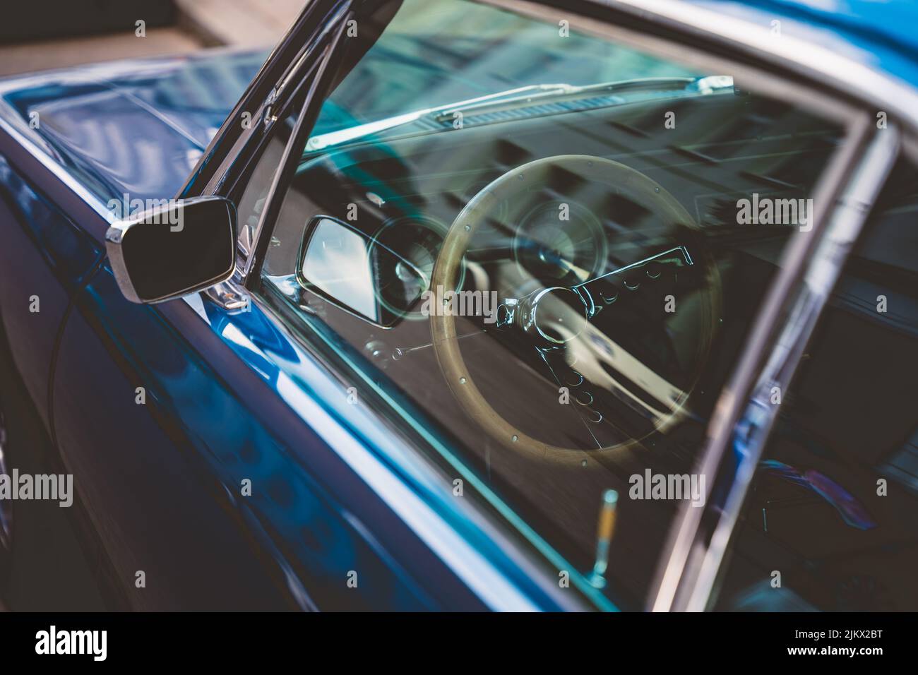 Details des historischen Oldtimers Mercury mit blauer Farbe. Oldtimer gesehen in der Stadt München Stockfoto