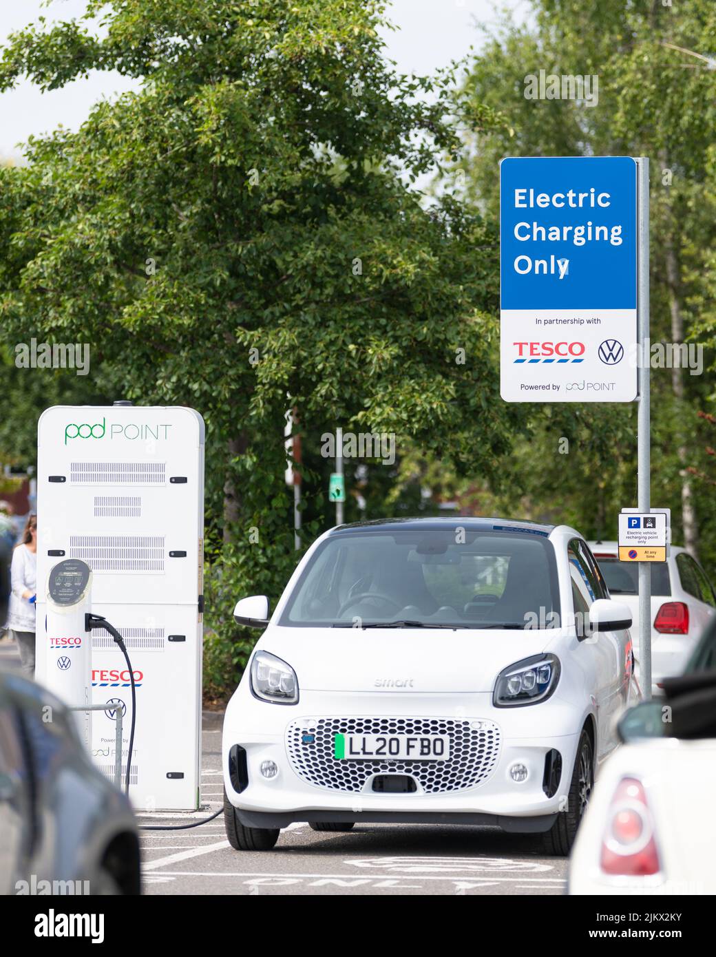 Tesco EV (Elektrofahrzeug) Ladestation - Großbritannien Stockfoto