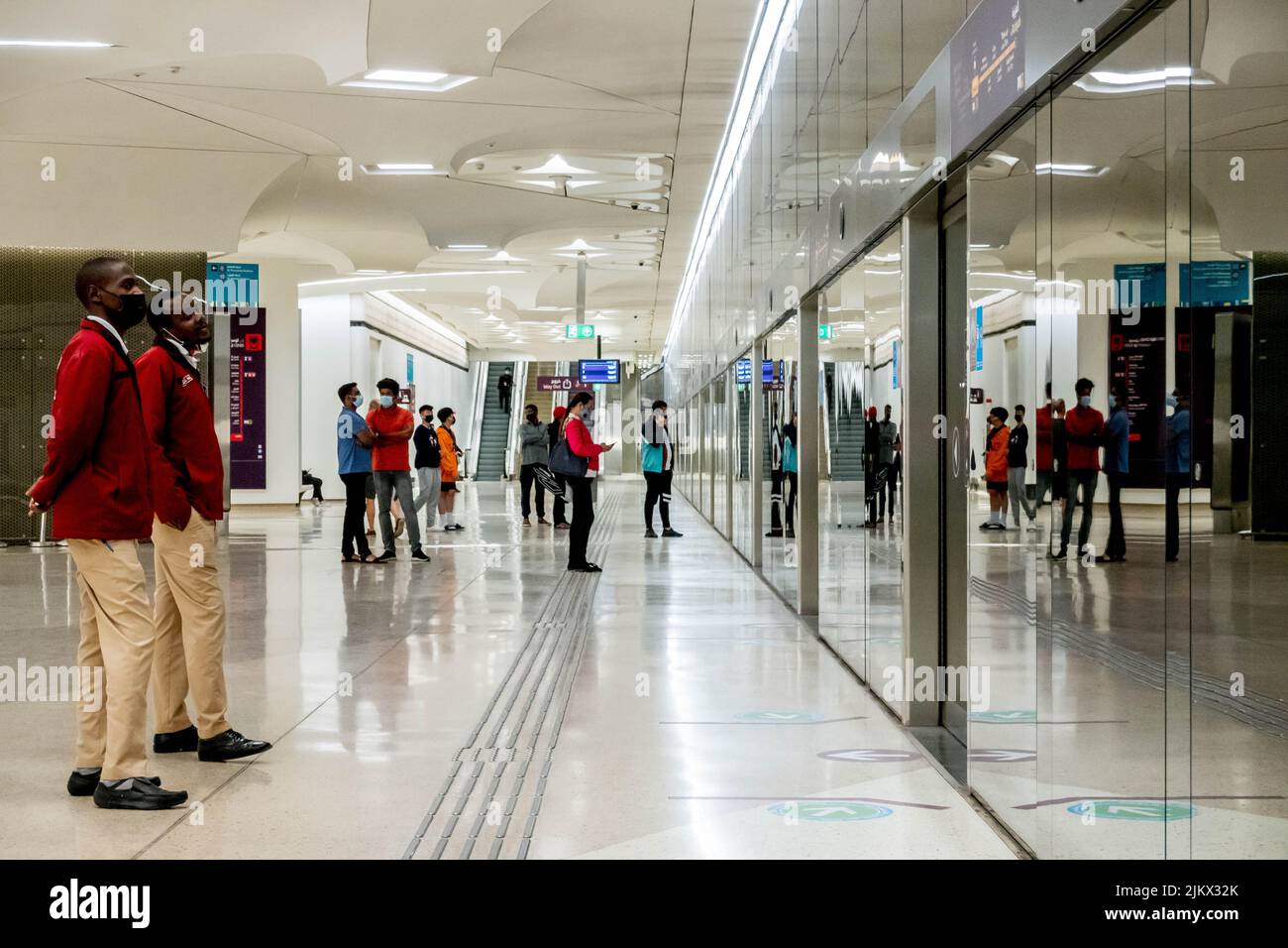 Menschen, die in den U-Bahnhöfen von Doha in Katar stehen Stockfoto