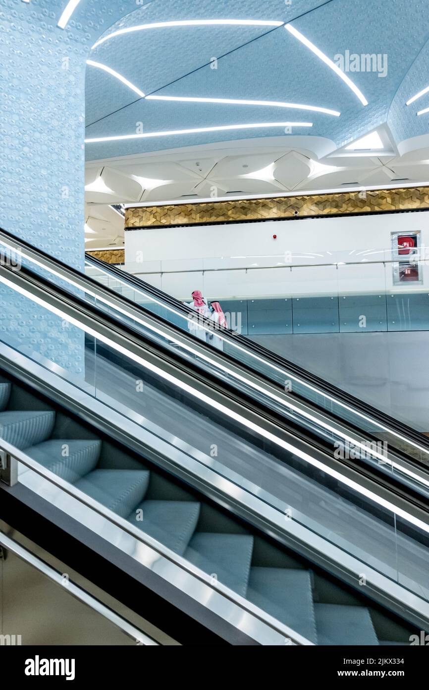 Vertikale Aufnahme in den U-Bahn-Stationen von Doha in Katar Stockfoto