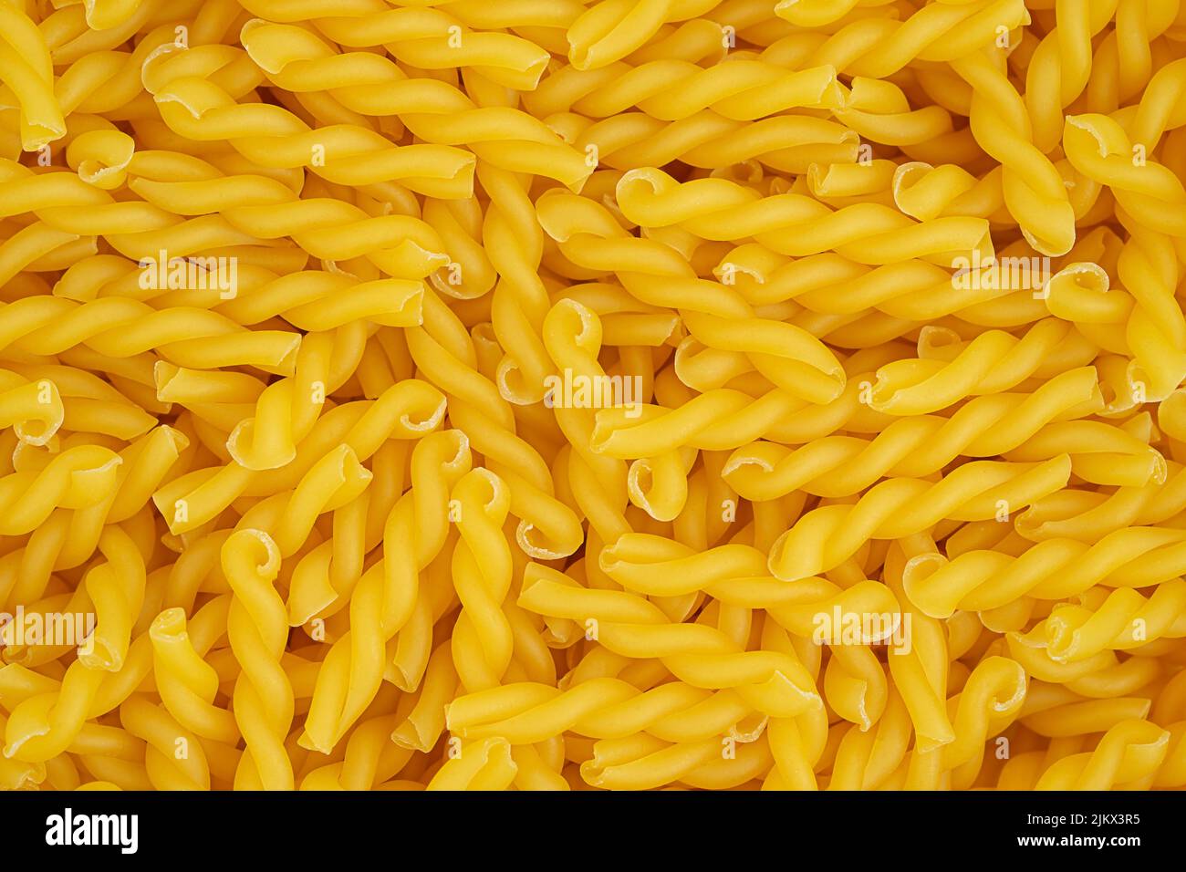 Italienische Pasta gemelli Hintergrund. Draufsicht. Hochwertige Fotos Stockfoto