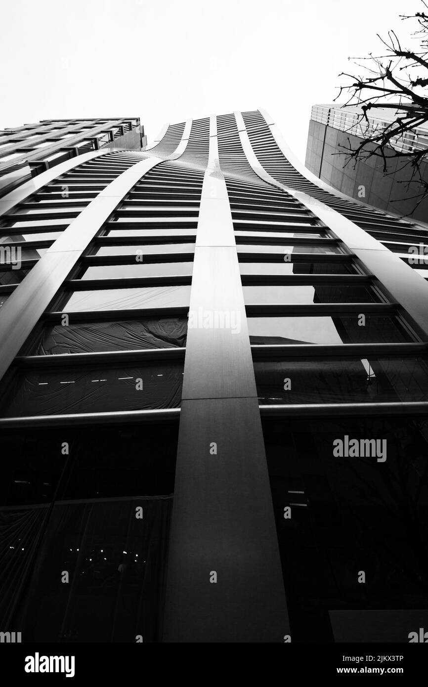 Eine vertikale Aufnahme eines hohen Gebäudes in Tokio, Japan Stockfoto