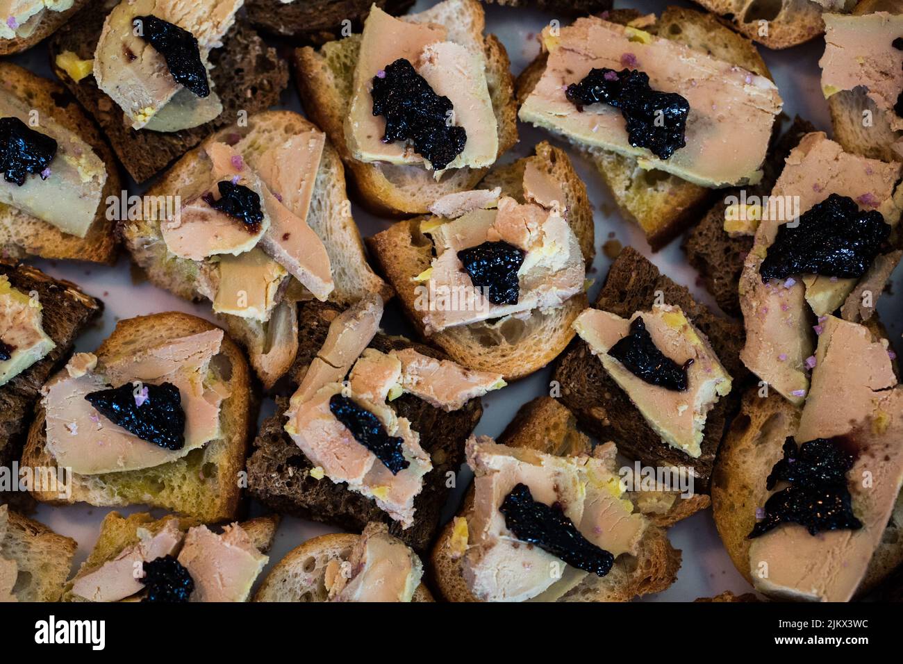Ein Blick von oben auf eine französische Mahlzeit mit Brot, Austern und Huhn Stockfoto