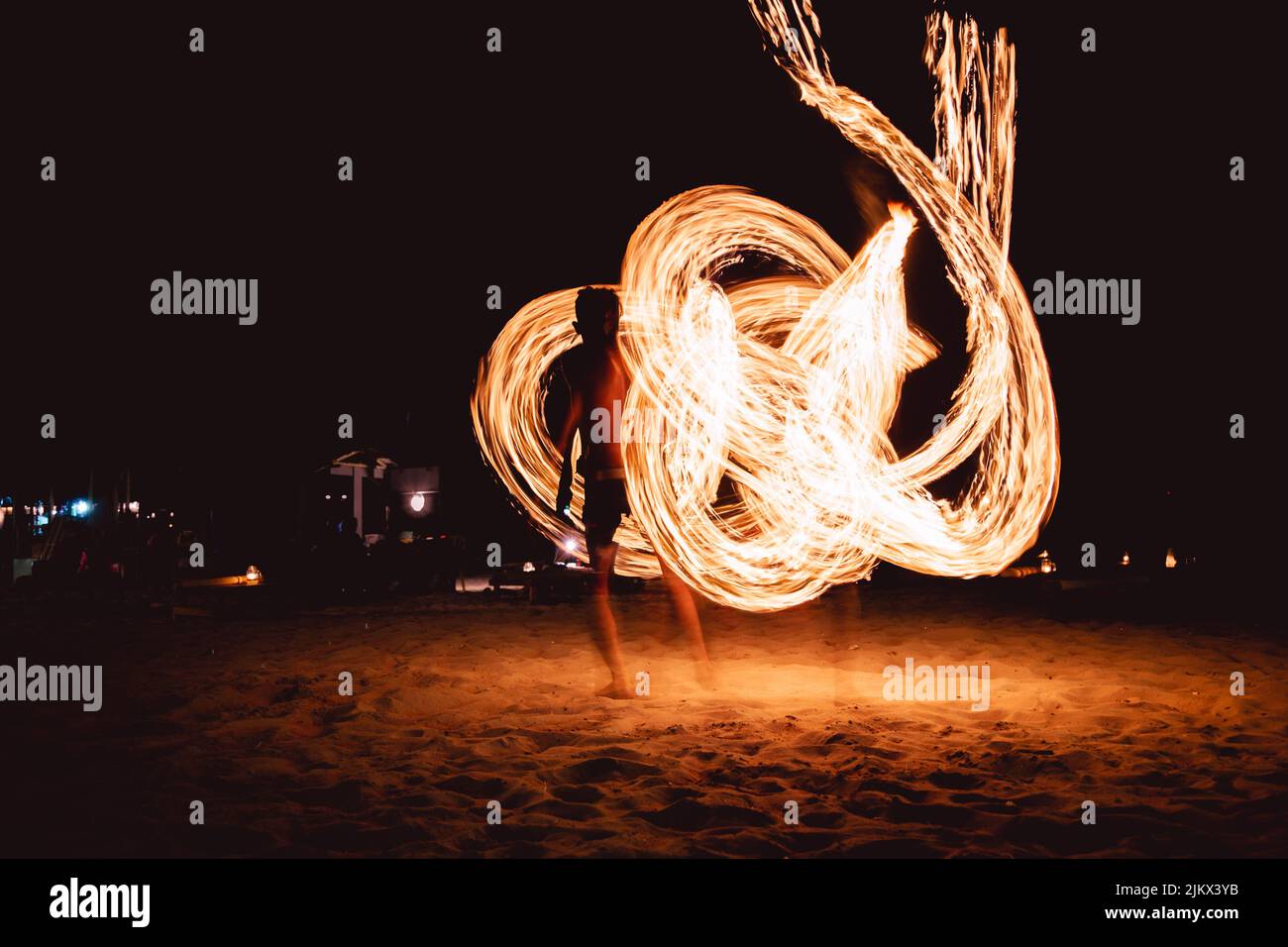 Eine wunderschöne Aufnahme einer Feueraufführung auf den Perhentian-Inseln, Malaysia Stockfoto
