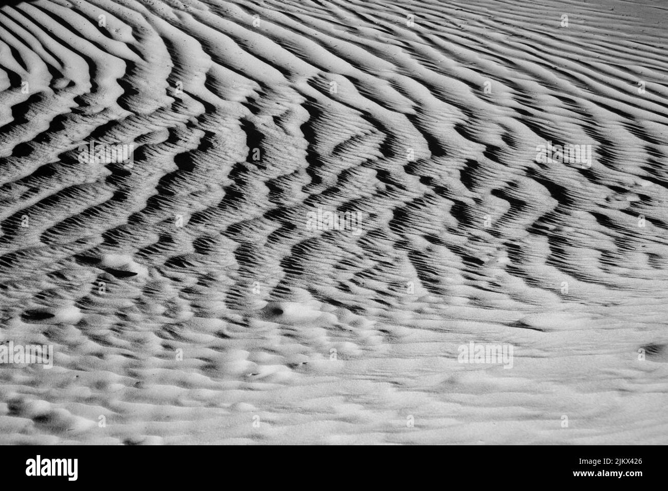 Eine Graustufenaufnahme von Wüstensandtextur im Death Valley, USA Stockfoto