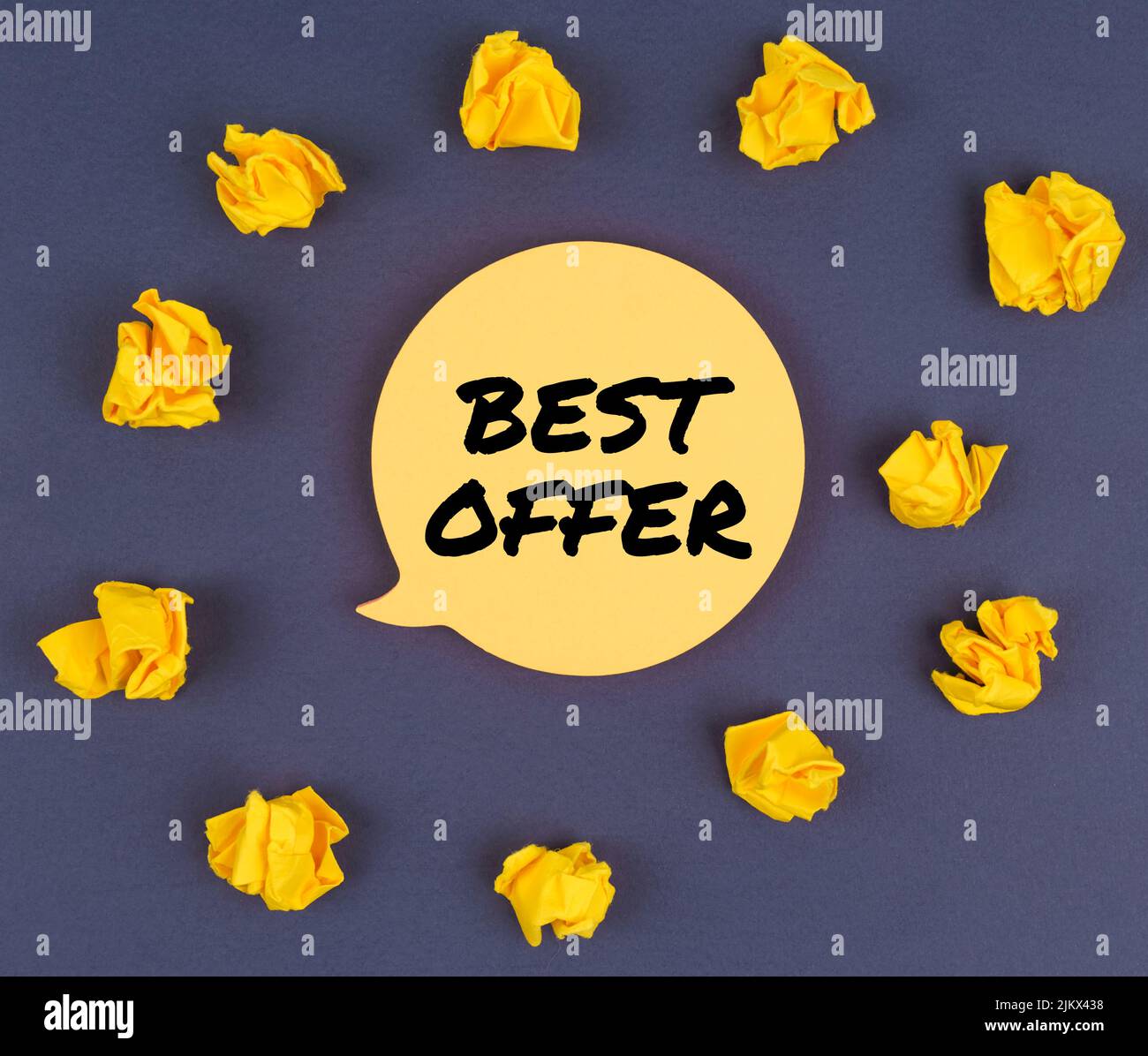 Wirtschaft und Handel. Unter den zerknitterten Papierstücken liegt ein Stickerbogen mit der Aufschrift - BESTES ANGEBOT Stockfoto