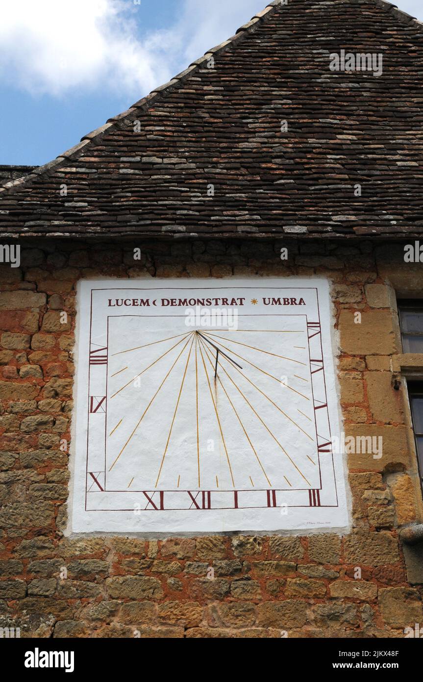 Eine Sonnenuhr (cadran solaire), die an die Wand eines Hauses im Dorf St-Amit-Sénier in der Region Perigord Noir der Dordogne, Frankreich, gemalt wurde. Stockfoto