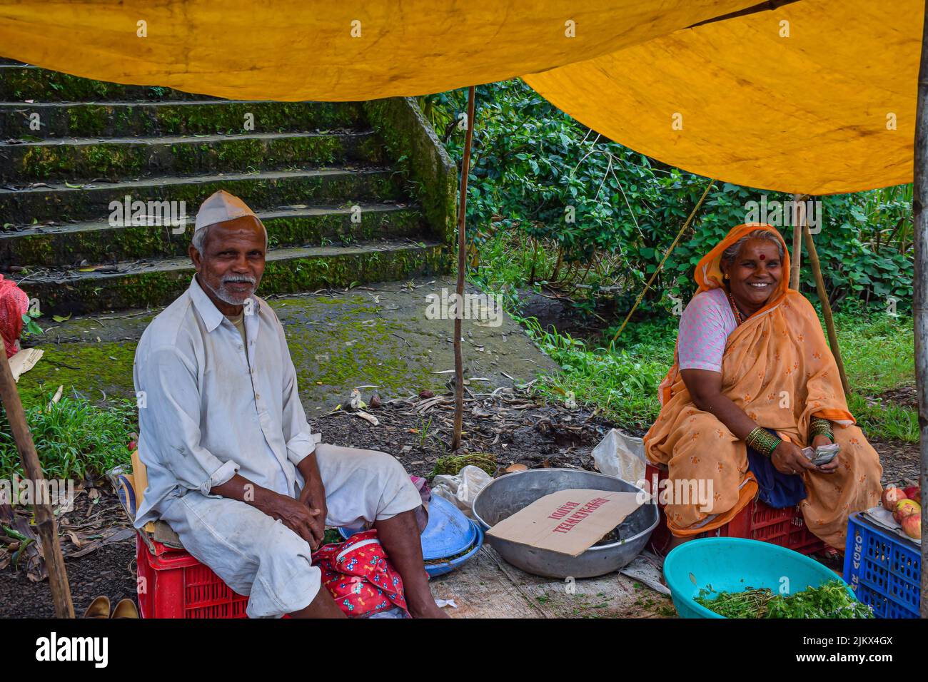Kolhapur, Indien, 15. 2019. September; Stockfoto der Altersgruppe zwischen 50 und 60 Jahren Indisches Paar, das traditionelle Tücher trägt und Farm verkauft, frische Früchte in der Stockfoto