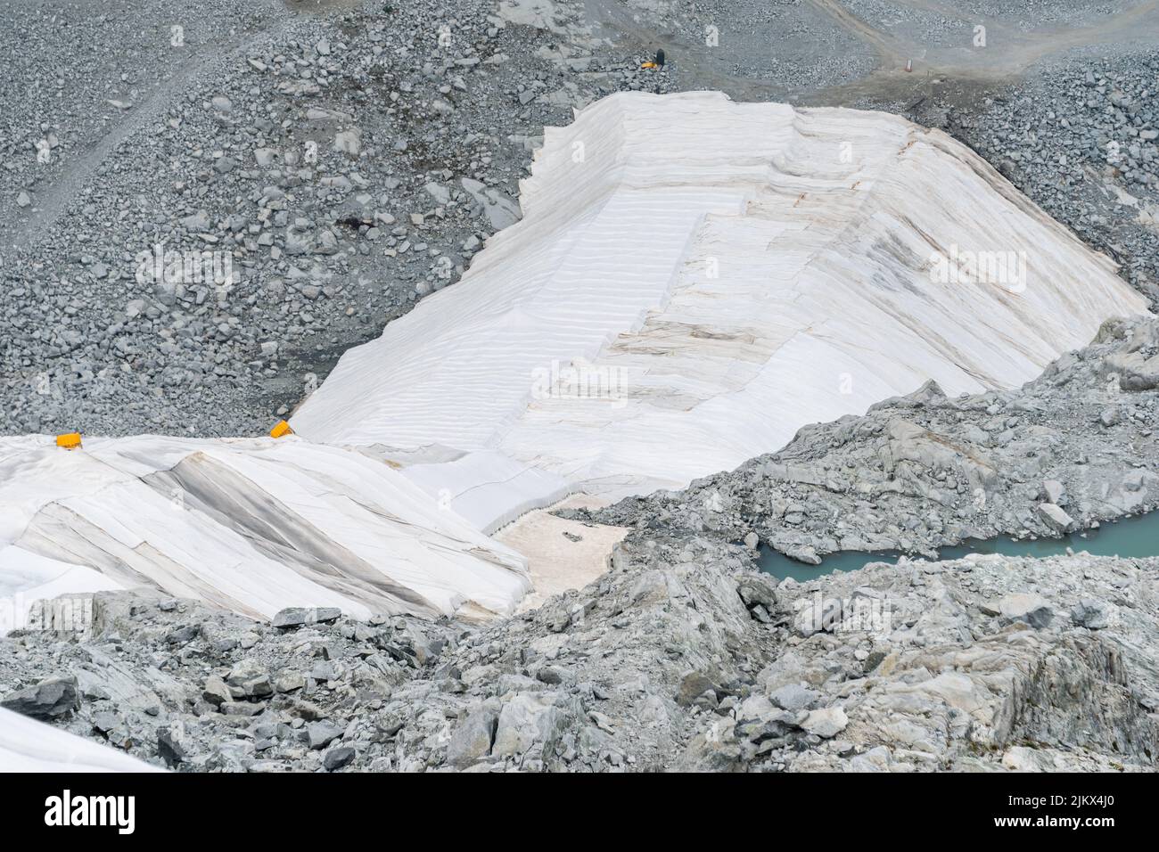 Das alpine Eis wird vor Klimaveränderungen und globaler Erwärmung geschützt. Presena Gletscher in Italien vor der Sonne geschützt mit riesigen reflektierenden Planen. Stockfoto