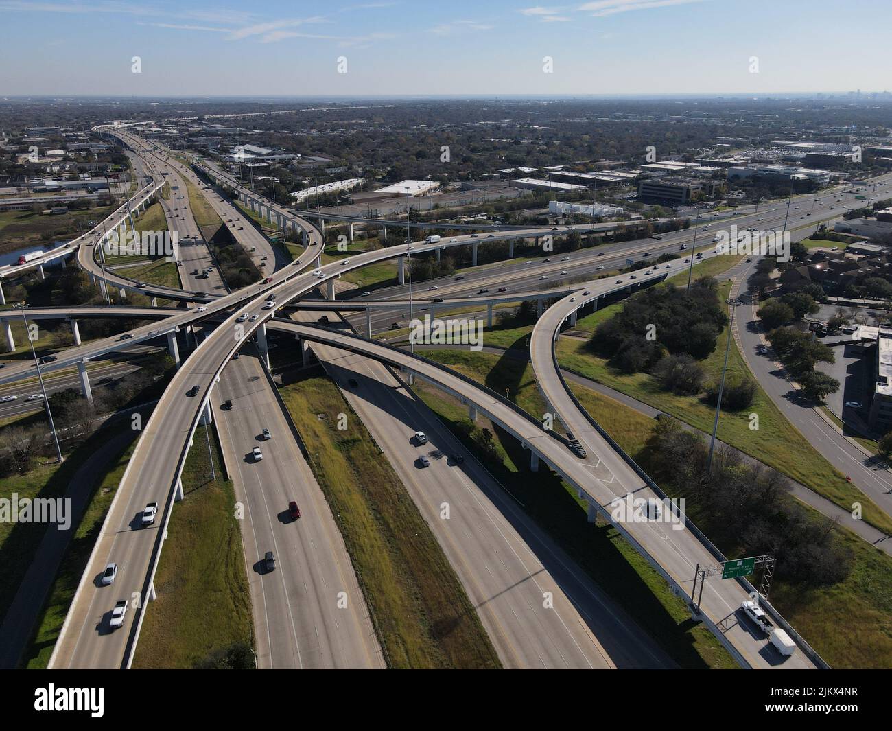 Eine Luftaufnahme der Kreuzung von Autobahnen an einem sonnigen Tag Stockfoto