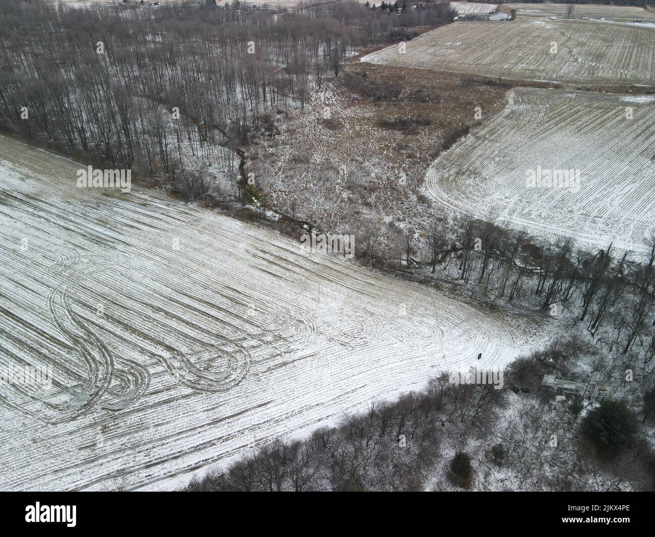 Eine Luftaufnahme von verschneiten Feldern im Winter Stockfoto
