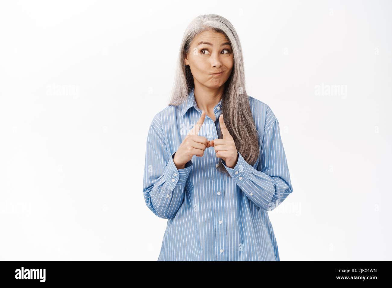 Bild von niedlichen asiatischen Frau suchen unschuldig und schüchtern, stehen über weißen Studio-Hintergrund Stockfoto