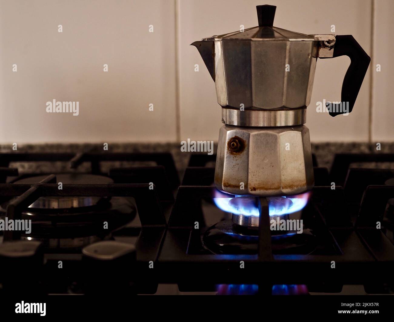 Espresso-Kaffee in der Zubereitung, auf einem Gaskochfeld Stockfoto