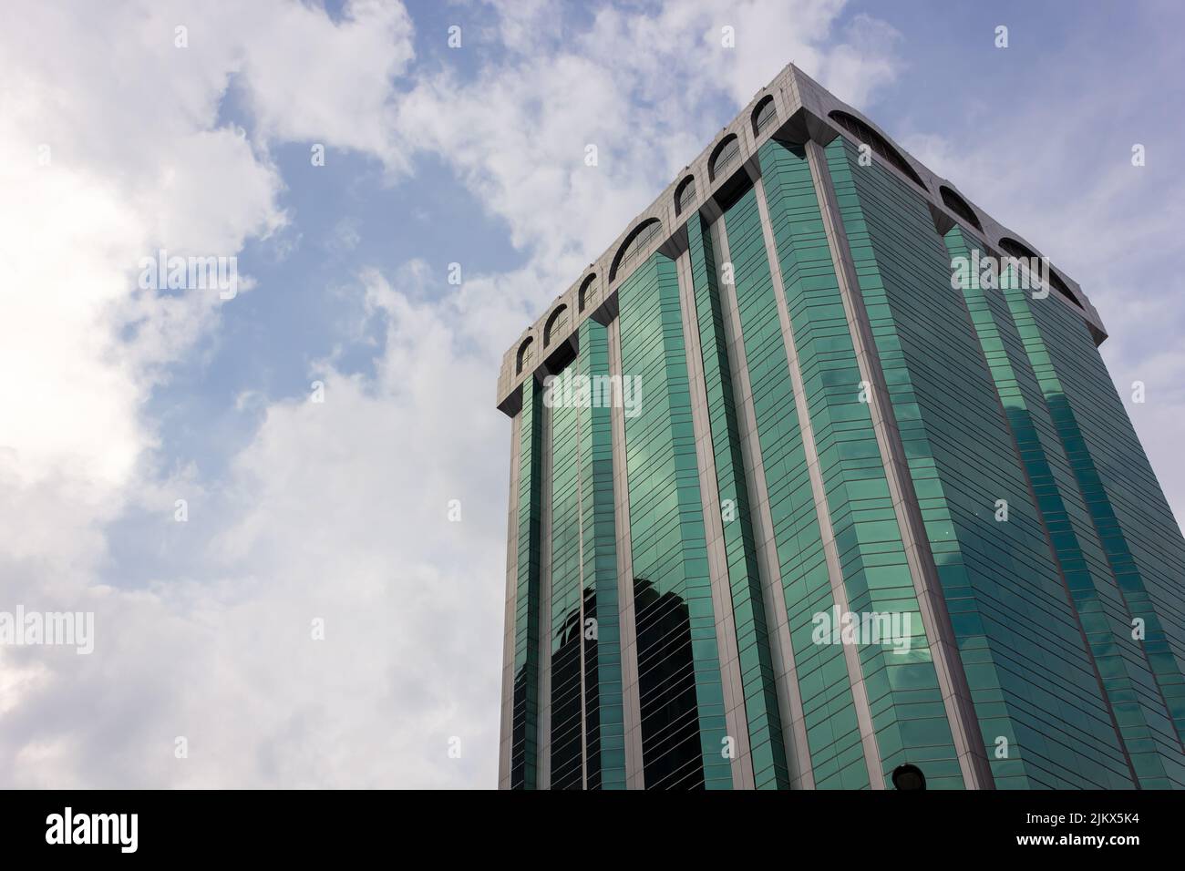 Kuala Lumpur, Malaysia - Oktober 2012: Gläserne Architektur eines Bürogebäude-Wolkenkratzers in der urbanen Metropole Kuala Lumpur. Stockfoto