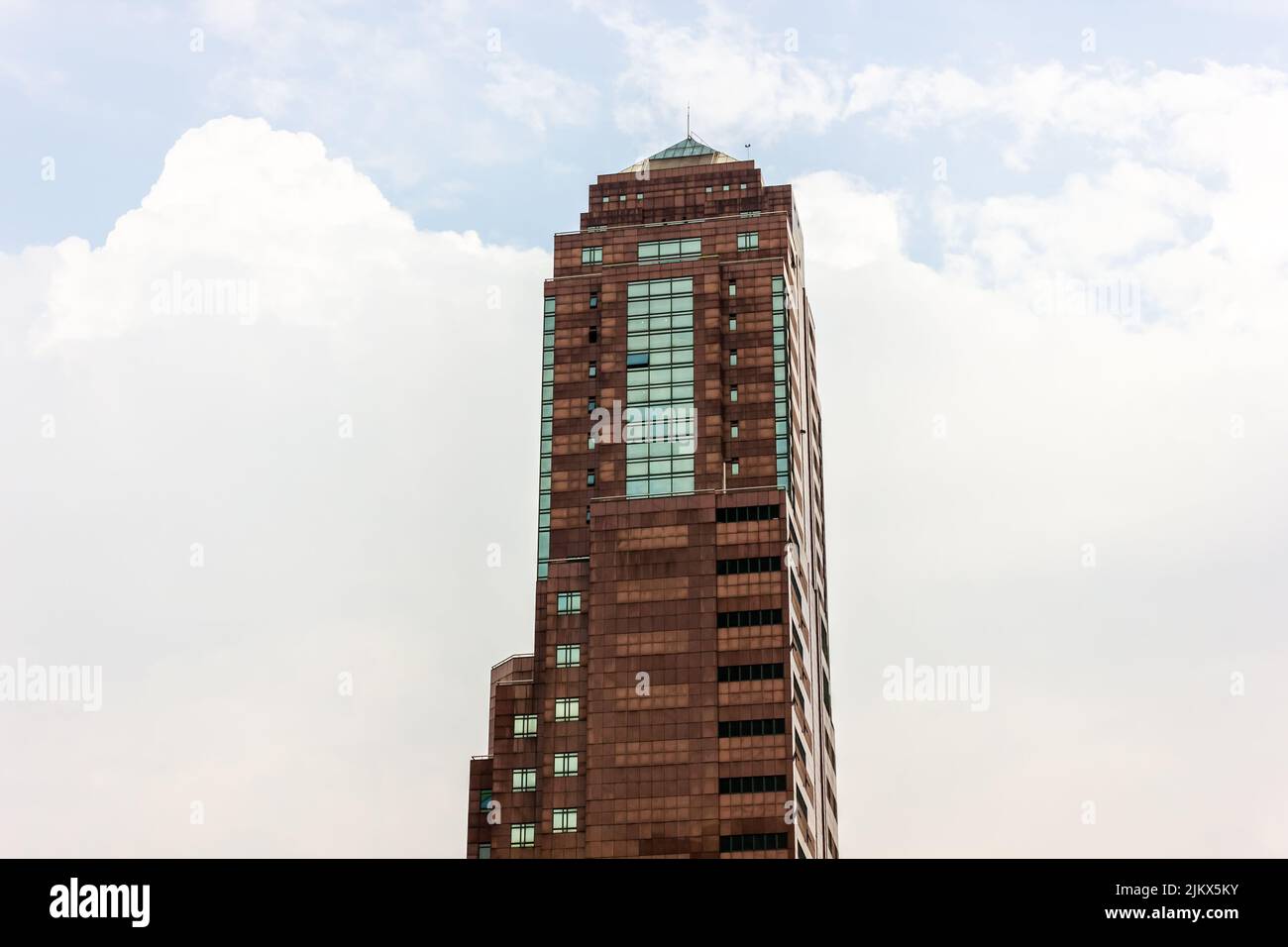 Kuala Lumpur, Malaysia - 2012. Oktober: Ein hoher Turm eines Wolkenkratzers, in dem Geschäftsbüros in der Innenstadt von Kuala Lumpur untergebracht sind. Stockfoto