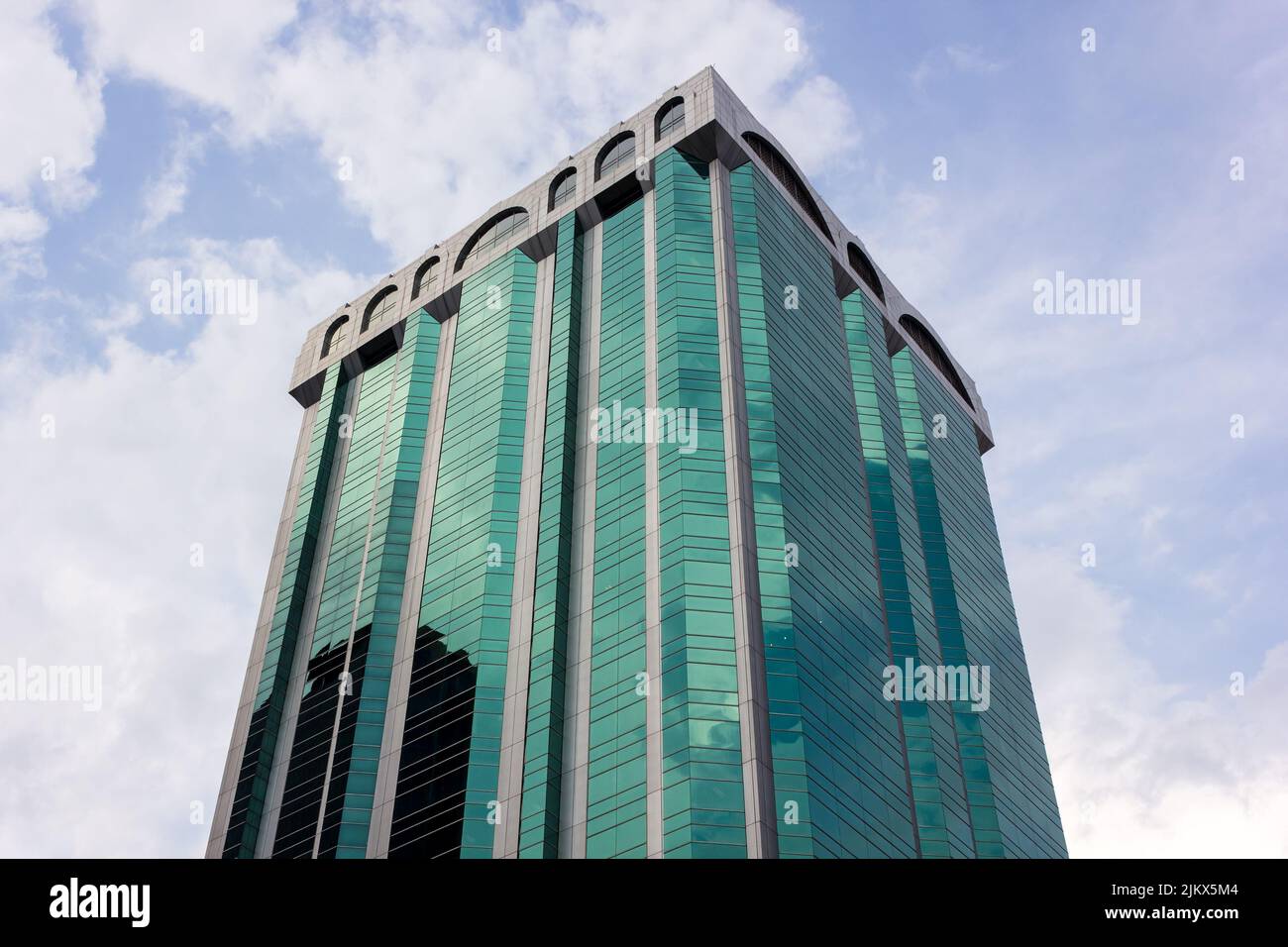 Kuala Lumpur, Malaysia - Oktober 2012: Gläserne Architektur eines Bürogebäude-Wolkenkratzers in der urbanen Metropole Kuala Lumpur. Stockfoto
