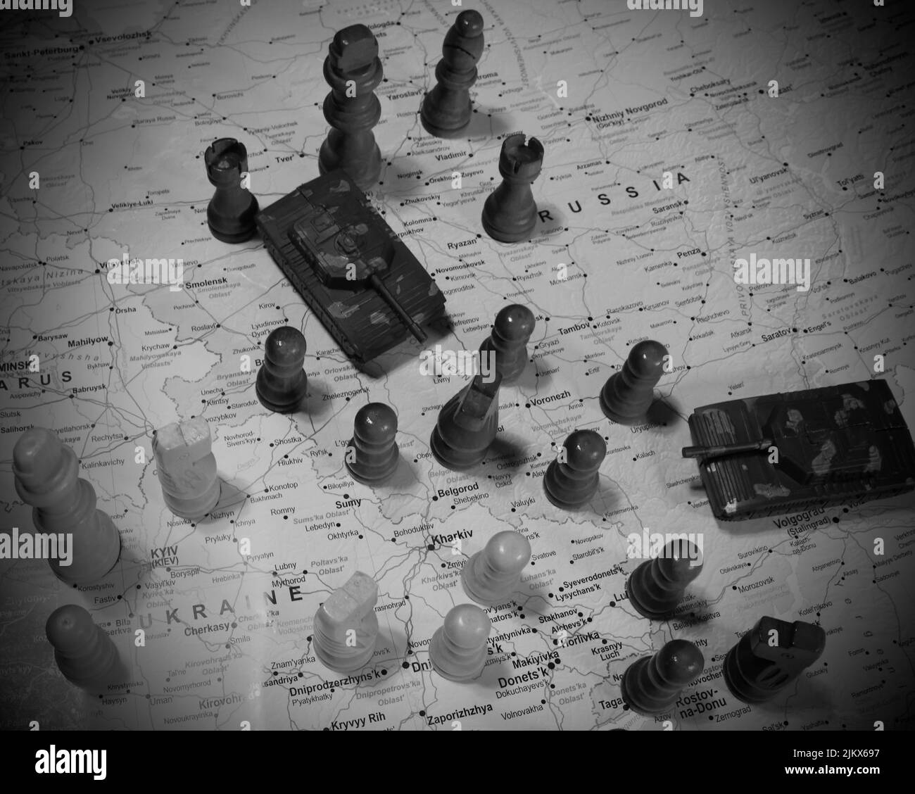 Eine Draufsicht auf Schachfiguren mit Miniaturpanzern auf einer Karte von Russland und der Ukraine - Kriegskonzept Stockfoto