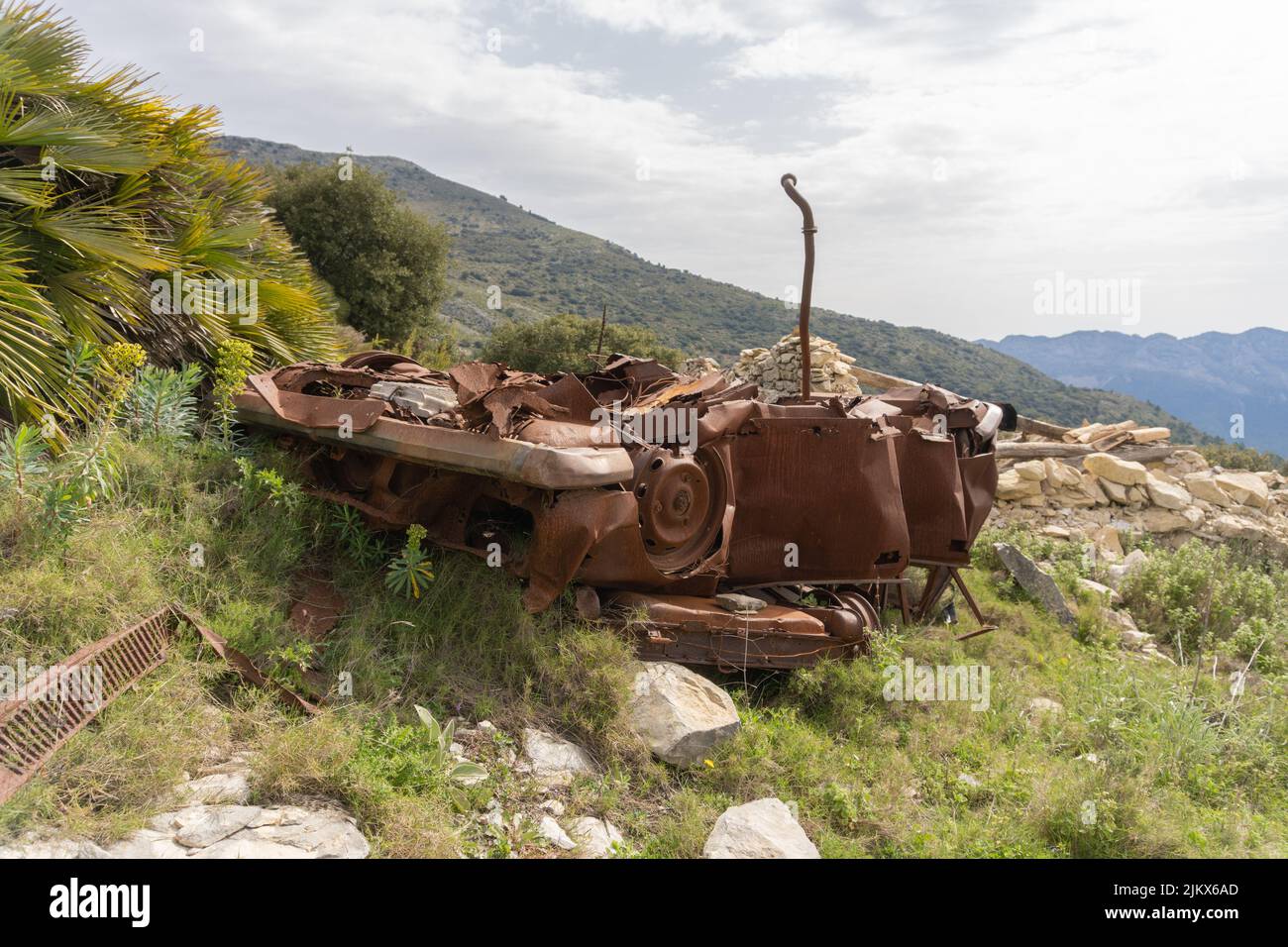 Ein Schuss eines rostigen und verlassenen abgestürzten Autos im Berg Stockfoto