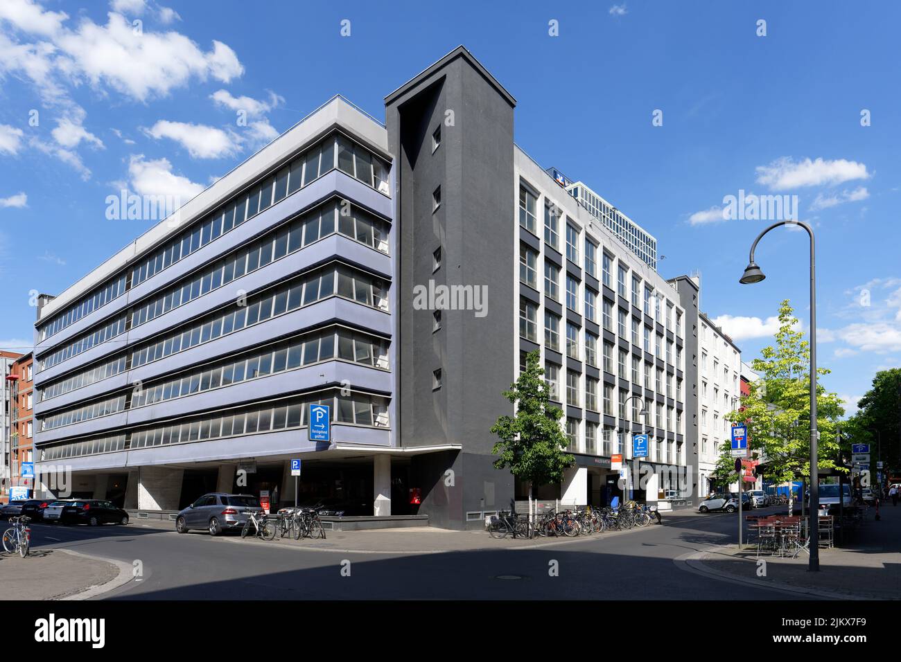 Köln, Deutschland 03. August 2022: Parkhaus Maastrichter Straße historisches sechsstöckiges Parkhaus aus dem Jahr 50s im belgischen Viertel köln Stockfoto